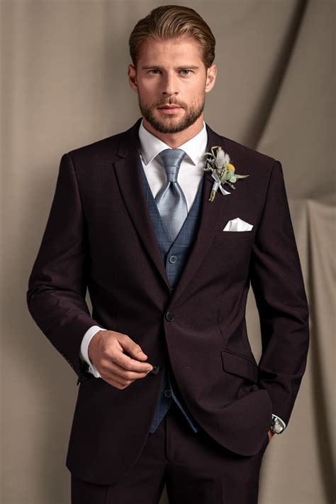 Fotografia ženícha s elegantne pripnutým pierkom