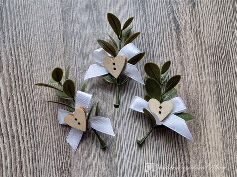 Detail svadobného pierka z čerstvých kvetov