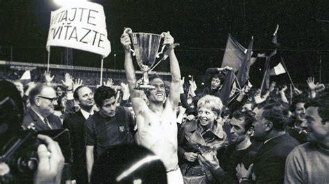 archívna fotografia tímu Slovana Bratislava z roku 1969 oslavujúceho zisk trofeje PVP