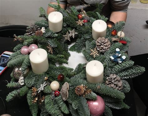 Fotografia tradičného vianočného stola a adventného venca