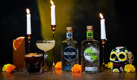 Oltár pre Día de Muertos s jedlom, kvetmi a sviečkami