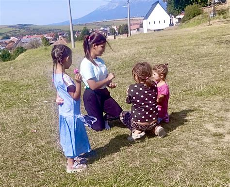 Deti hrajúce aktívne fašiangové hry (napr. Boj o balónik)