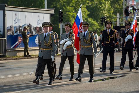 Prehliadka vojenskej techniky počas osláv SNP