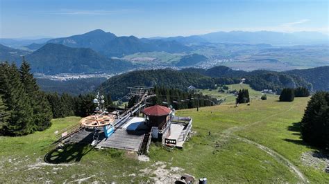 Panoramatický pohľad na športový areál Malinô Brdo v lete s horami v pozadí