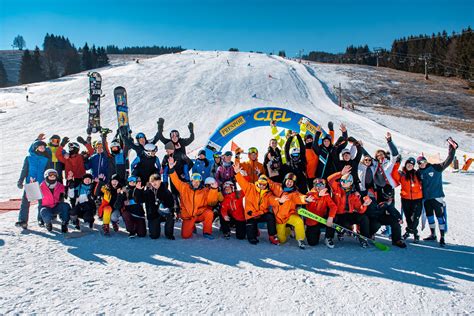 Lyžiari a snowboardisti na zjazdovkách v stredisku Malinô Brdo v zime