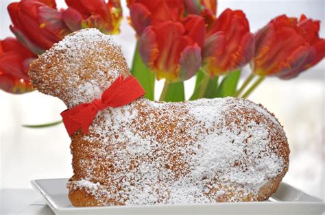Detailná fotografia ozdobeného veľkonočného barančeka s hrozienkami ako očkami a zelenou ozdobou