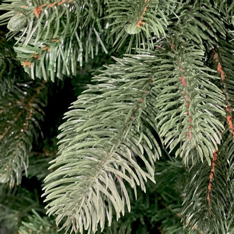 Detailné zobrazenie realistického 3D ihličia na umelom vianočnom stromčeku