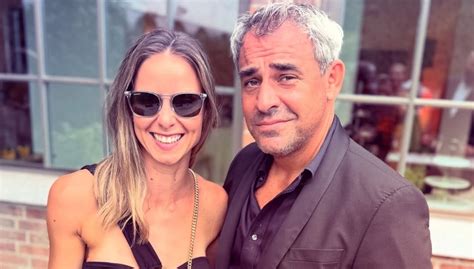 Nevesta Miška v princeznovských svadobných šatách s kyticou z ruží a orchideí