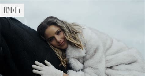 ilustračná fotografia bábätka oblečeného v slávnostných bielych šatách a zimnej čiapke