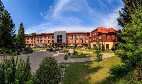 panoramatický záber na hotel Zochova chata v lesnom prostredí