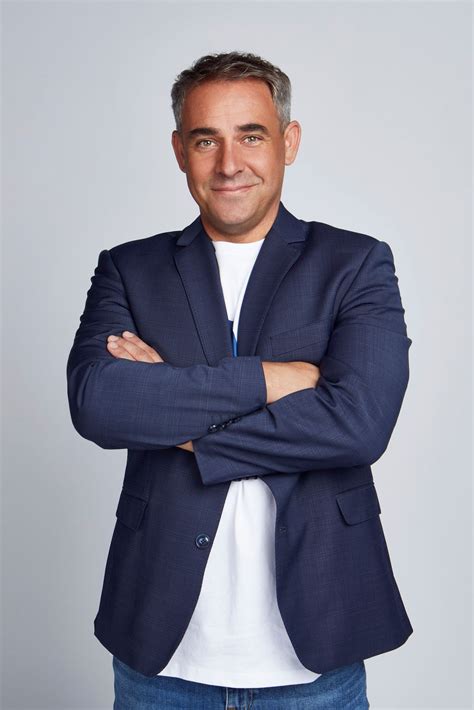 Filip Tůma na pódiu historického divadla počas vianočného koncertu