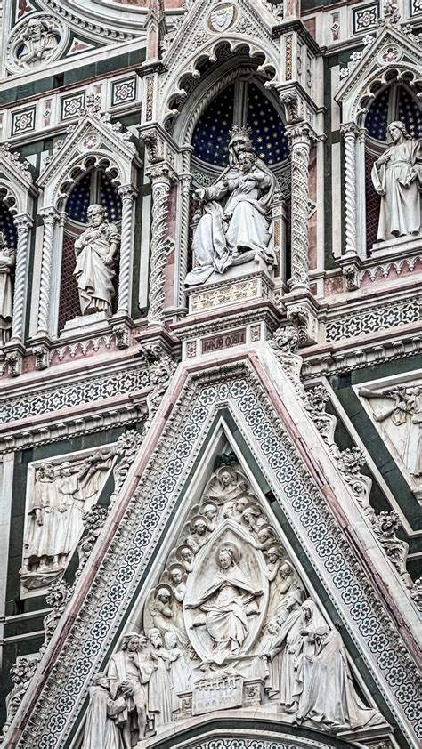 Architektonické detaily kaštieľa Marhaň s balkónom a stĺpmi na hlavnej fasáde