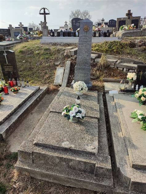 Pohľad na dav ľudí zhromaždených na cintoríne počas pohrebu Kamila Polakoviča