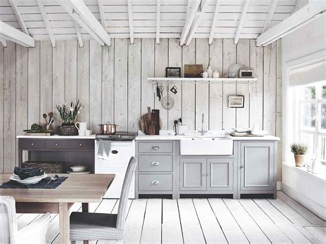 provensalská kuchyňa s dreveným nábytkom a keramickými prvkami