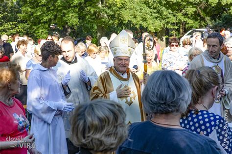 Foto procesie s darmi, Mons. Girasoli s kiribatským vencom