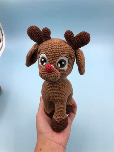 Tematické foto vianočného plyšového sobíka s mikulášskou čiapkou a šálom