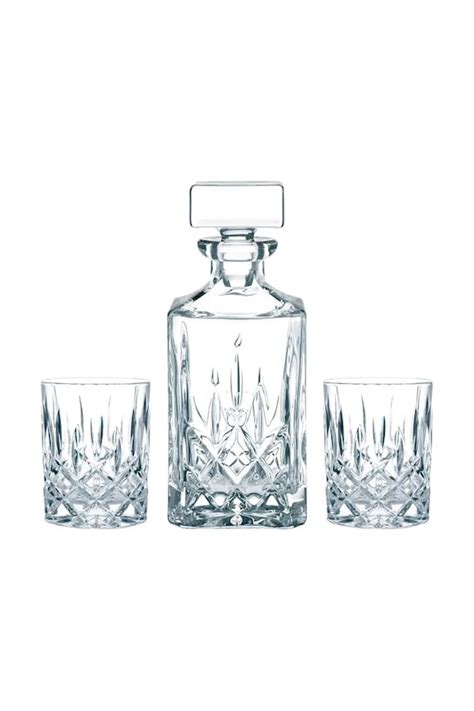 Ukážka prestierania s ladiacimi taniermi, pohármi a servítkami v jednej farebnej línii