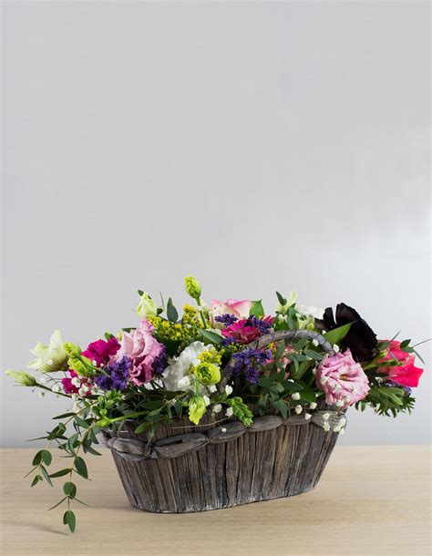 Nízky kvetinový aranžmán v strede stola, ktorý nebráni výhľadu