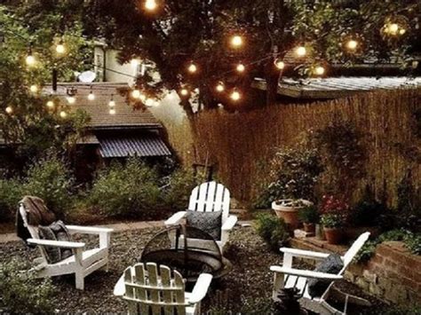 Teplé osvetlenie stola pomocou sviečok a drobných svetielok