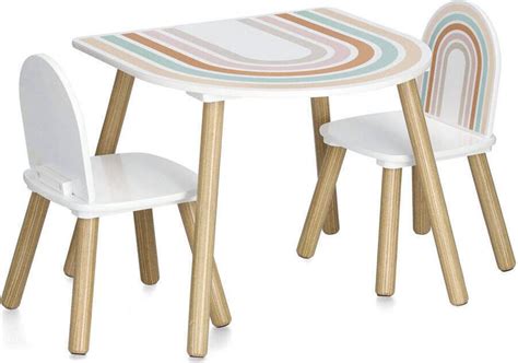 Obrázok detského stola s odolným riadom a dostatkom priestoru