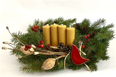 Ilustrácia tradičného adventného venca zo stromového kmeňa.