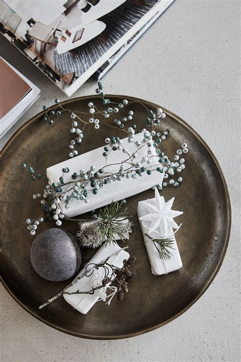 Príklad dreveného boxu naplneného vianočnými dekoráciami a sviečkami.