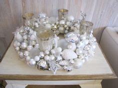 Adventný veniec vyrobený z vianočných gúľ rôznych veľkostí.