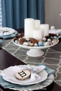 Adventný veniec naaranžovaný na tortovom podnose s vianočnými dekoráciami.