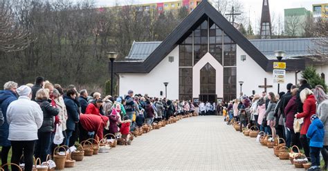 Ilustrácia veľkonočnej vigílie s zapáleným paškálom a veriacimi v kostole