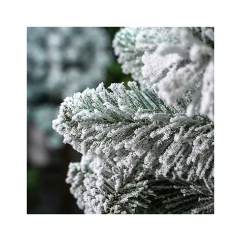 Tematické foto: Umelý vianočný stromček Emerald Rosemary so zasneženými vetvami a šiškami