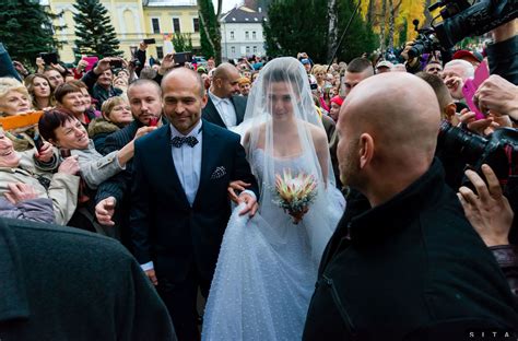 Katarína Smolková prichádza na svadobný obrad v Dolnom Kubíne