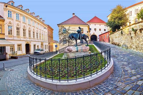 Záhreb Horné mesto s výhľadom na osvetlené Dolné mesto počas adventu