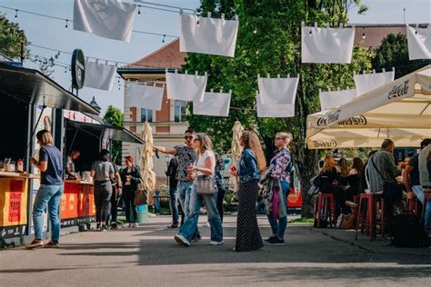 fotografia živého street food festivalu s davom a stánkami