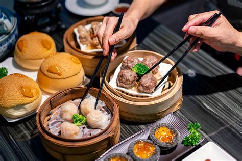 koláž fotografií rôznych street food jedál (langoše, dim sum, churros, rebierka)