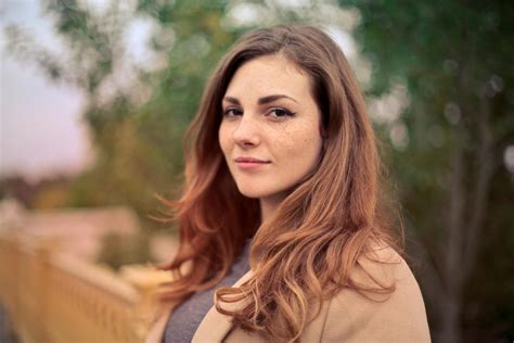 žena s jemným úsmevom počúva priateľa