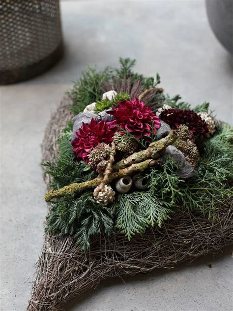 aranžmán smútočného srdca z čečiny a kvetov na náhrobnom kameni