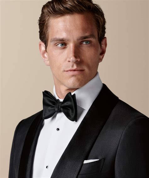 Muž v smokingu na black tie evente