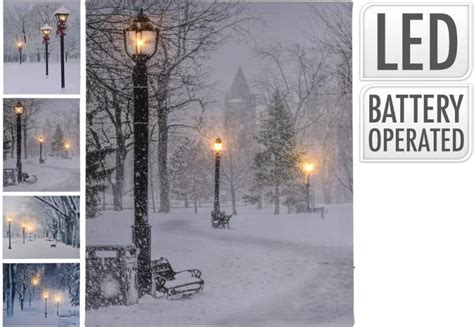 Ilustračná fotografia vianočne vyzdobeného exteriéru domu s osvetlením.