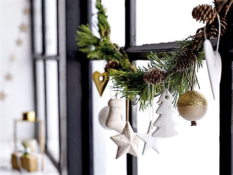 Detailná fotografia vianočnej girlandy z čečiny s ozdobami na dverách.