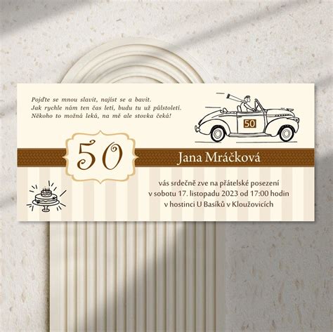 Ilustračná fotografia pozvánky s motívom medvedíka a balónika v rozloženom stave, ukazujúca priestor na napísanie textu.