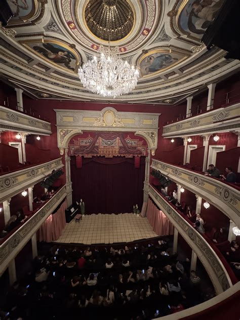 Záber na herecký pár v divadelnom prostredí, kde obaja pôsobia