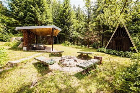 panoramatický záber penziónu Močiar zasadeného v horskom prostredí pri potoku