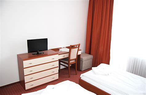 interiér dvojlôžkovej alebo trojlôžkovej izby s TV a možným balkónom