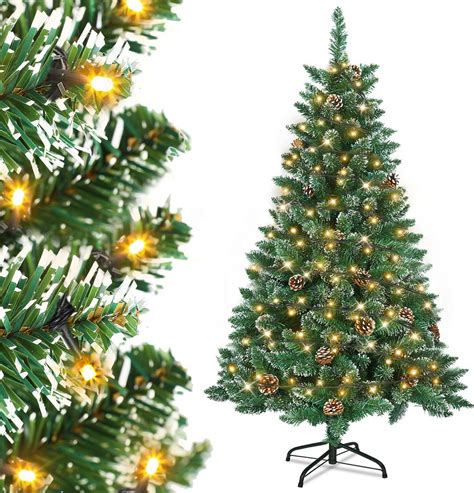 Vianočný stromček s teplými LED svetlami a rôznymi ozdobami.