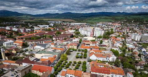 Fotografia obce Zázrivá s dôrazom na tradičnú architektúru.