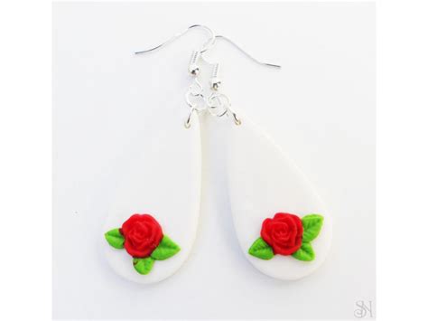 kreatívna kompozícia narodeninovej pohľadnice s ručne modelovanými ružami z polymérovej hmoty