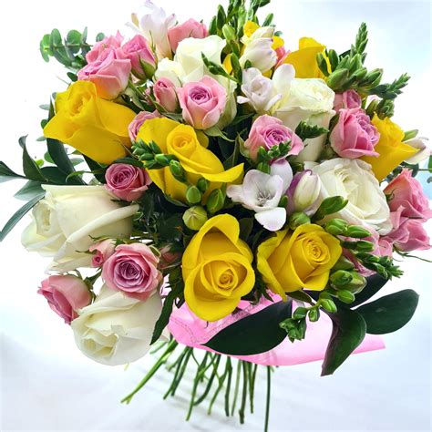 elegantná kytica ruží s narodeninovou kartičkou v jemných krémových a marhuľových tónoch