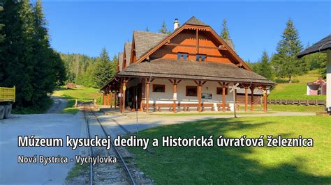 Ilustrácia typickej českej dediny na kopci s drevenými domami a výhľadom na zvlnenú krajinu Beskýd.