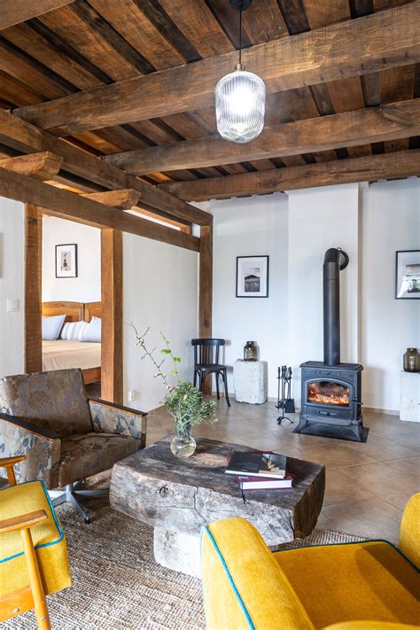 interiér rustikálnej svadobnej stodoly s drevenými trámami