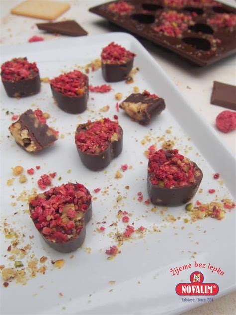 Záber na detailne zdobené domáce pralinky s rôznymi druhmi posypu na vianočnom podnose